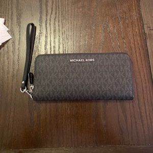 [SOLD]Michael Kors Wristlet Wallet